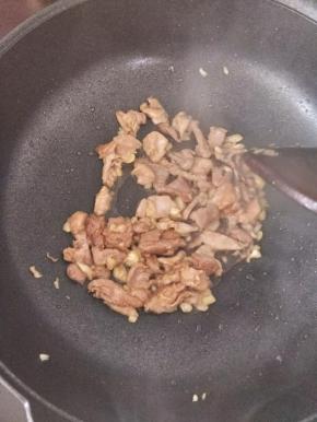 炒至猪肉变色。