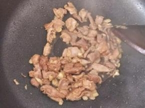 炒至猪肉变色。