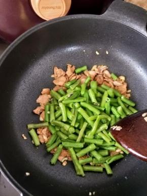 然后倒入豆角。