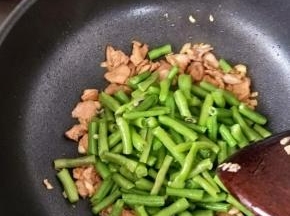 然后倒入豆角。