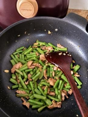 翻炒均匀后加入适量盐和一点点酱油调味，再翻炒片刻即可出锅。