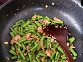 翻炒均匀后加入适量盐和一点点酱油调味，再翻炒片刻即可出锅。