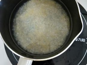 两种米淘洗两次，然后一次性加入足够的水，放到电磁炉烧开，转小火慢熬。