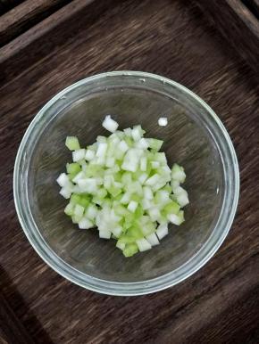 冬瓜去皮切成丁备用。