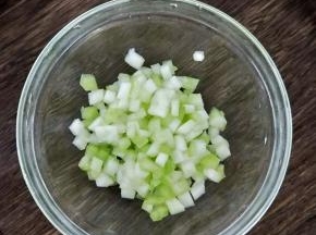 冬瓜去皮切成丁备用。