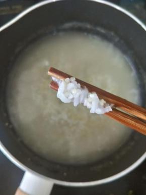 待大米煮到开花，如图所示。