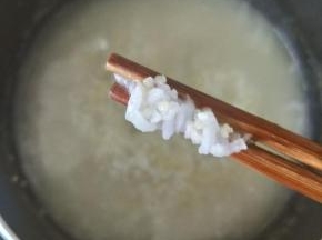 待大米煮到开花，如图所示。