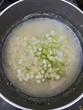 即可加入冬瓜丁，搅拌均匀后继续小火熬到冬瓜熟烂。(因为是给小宝宝吃的，所以稍微煮烂点。)