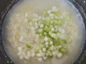 即可加入冬瓜丁，搅拌均匀后继续小火熬到冬瓜熟烂。(因为是给小宝宝吃的，所以稍微煮烂点。)