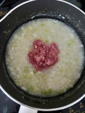 接着倒入猪肉，搅拌均匀后再煮三到五分钟。