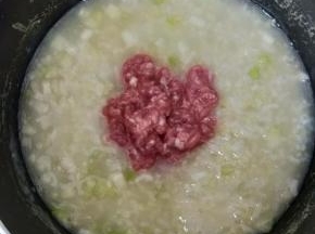 接着倒入猪肉，搅拌均匀后再煮三到五分钟。