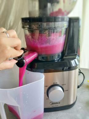 美味又好看的芭乐火龙果汁就做好了。