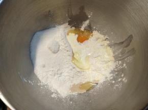 全部材料放入厨师机。