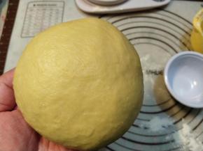 大约搅拌20分钟，取出面团，收拢光滑。