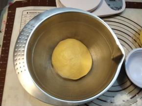 放入打蛋盆内，也可以随便找个干净无水的盆就可以。