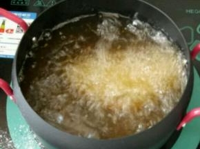 将做好的鸡排生坯放入7成热的油锅中，小火炸3~5分钟，表面完全金黄色时即可捞出沥油。