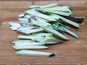 茄子去蒂洗净切丝