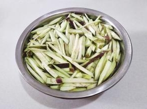 切好的茄子丝泡清水中