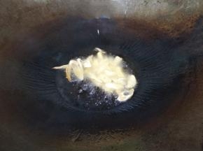 油熟放入葱蒜小火炒香
