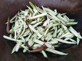 倒入茄子丝翻炒三分钟