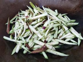 倒入茄子丝翻炒三分钟