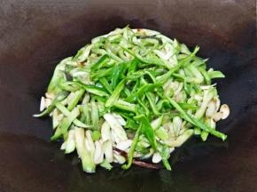 茄子变软后放入青椒丝翻炒半分钟