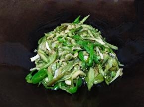 翻炒半分钟即可