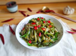 出锅装盘放上小米辣