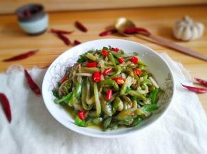 出锅装盘放上小米辣