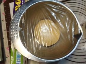 保鲜膜密封发酵。