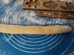 然后把面团搓成长条状。