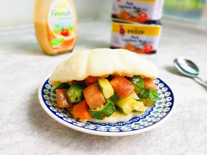 法式沙拉酱午餐肉夹荷叶饼