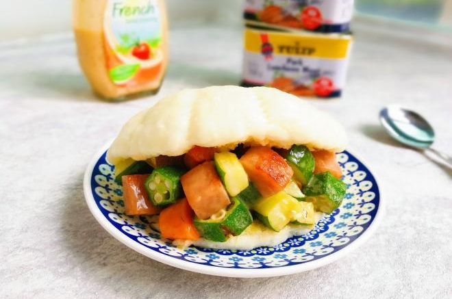 法式沙拉酱午餐肉夹荷叶饼