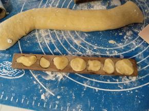 在卡子上撒上少许面粉，把面团摁进去。