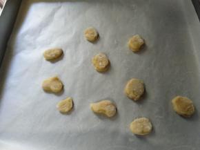 轻轻卡出面团，放到烤盘上。