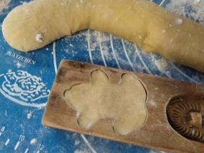 卡子的图案很多，根据卡子的大小调整好面团的大小。