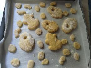 烤盘填满后，放入180度预热好的烤箱，8-10分钟就可以了，烤制过程要随时注意颜色，基本上色焦黄就可以了。