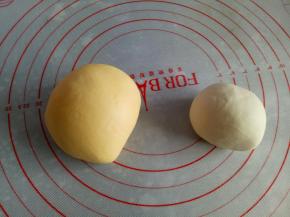 主材料分别混合均匀，揉成光滑的面团