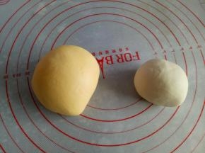 主材料分别混合均匀，揉成光滑的面团