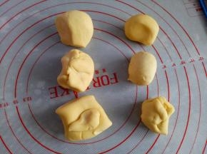 黄色面团分3个30克，3个25克的面团，剩下的备用