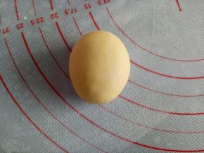 30克的面团做头部，揉一下滚圆整形成椭圆
