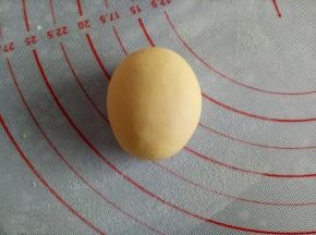 30克的面团做头部，揉一下滚圆整形成椭圆