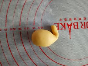 25克的面团做身体，整形成如图形状，脖子最好比我的弄得长点，要不蒸熟就没脖子啦