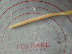 剩余的黄色面团搓圆柱状