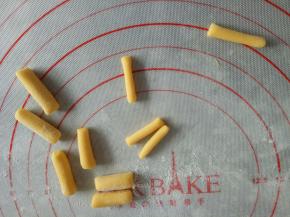 分别切出小鹿的腿来，3只小鹿用6个就可以，切完后再搓细一点做尾巴和头上的角也切出来