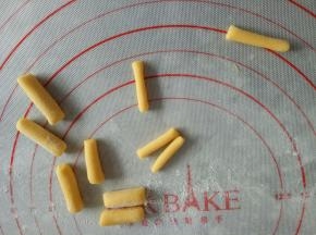 分别切出小鹿的腿来，3只小鹿用6个就可以，切完后再搓细一点做尾巴和头上的角也切出来