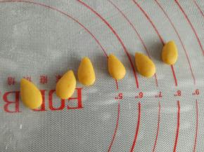 剩下的黄面团平均分成6份，搓成水滴状，我没有称重，大概1克一个