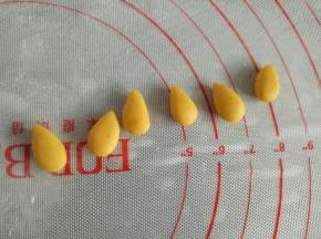 剩下的黄面团平均分成6份，搓成水滴状，我没有称重，大概1克一个