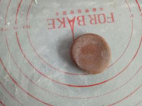 取10克白面团揉入可可粉，擀成薄片