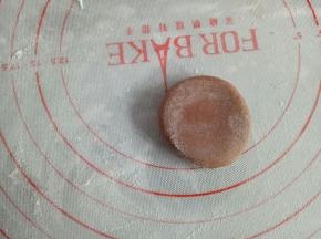 取10克白面团揉入可可粉，擀成薄片